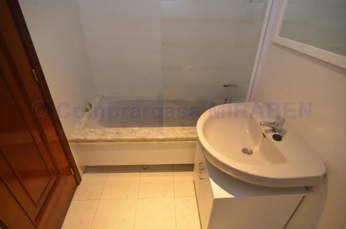 Bathroom of Flat for rent in Boiro, A Coruña