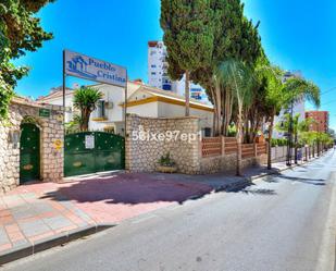 Vista exterior de Casa adosada en venda en Fuengirola amb Aire condicionat, Terrassa i Piscina