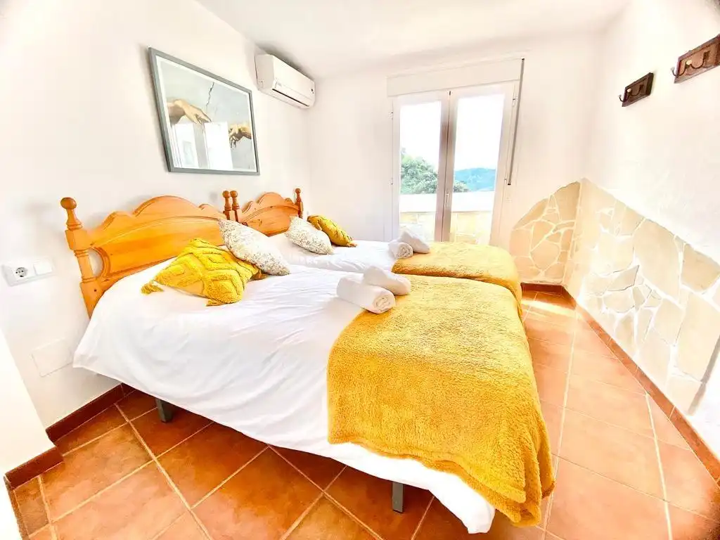 Habitación de Casa adosada en venta en Istán con Aire acondicionado, Calefacción y Terraza