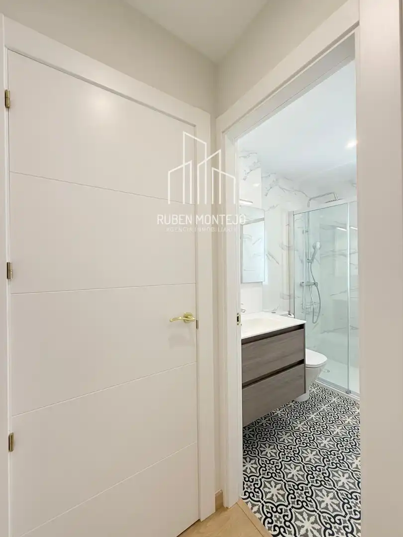 Bathroom of Flat for rent in Salamanca  with Heating, Storage room and Furnished