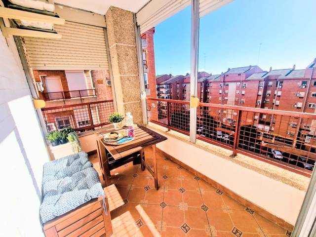 Piso en Venta en Calle Cueva de la Pileta, 4 en Urbadiez - Entrepuentes