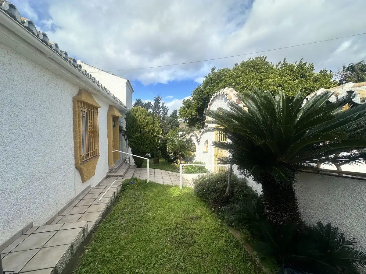 Vista exterior de Casa o xalet en venda en Motril amb Calefacció, Terrassa i Traster