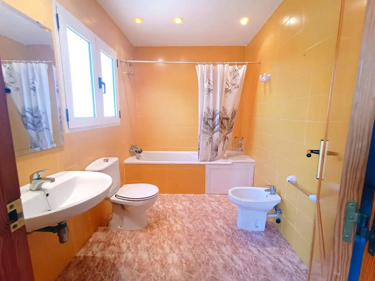Bany de Casa o xalet en venda en Oliva amb Aire condicionat, Jardí privat i Terrassa