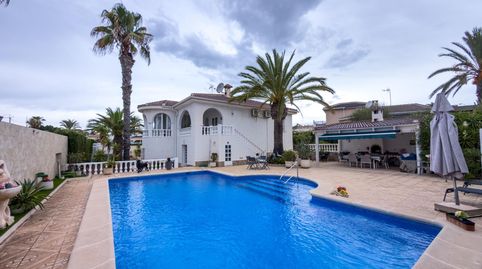 Chalet independiente con gran parcela, piscina privada y amplios espacios en Ciudad Quesada