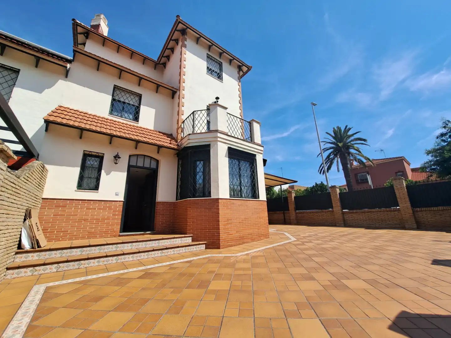 Vista exterior de Casa o xalet en venda en Dos Hermanas amb Aire condicionat, Terrassa i Forn