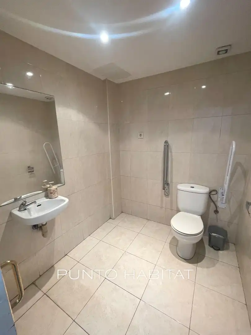 Bathroom of Commercial properties for rent in Barcelona