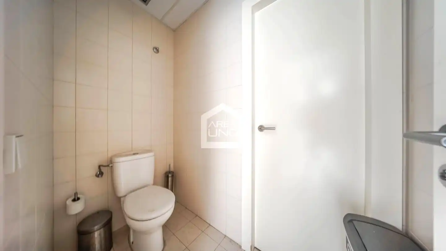 Baño de Local de alquiler en Alcorcón con Aire acondicionado