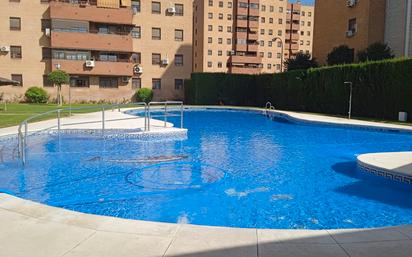 Piscina de Pis en venda en  Sevilla Capital amb Aire condicionat, Calefacció i Jardí privat