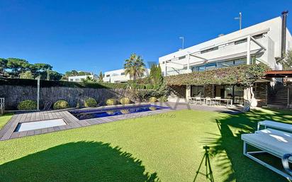 Jardí de Casa o xalet en venda en Mataró amb Aire condicionat, Terrassa i Piscina