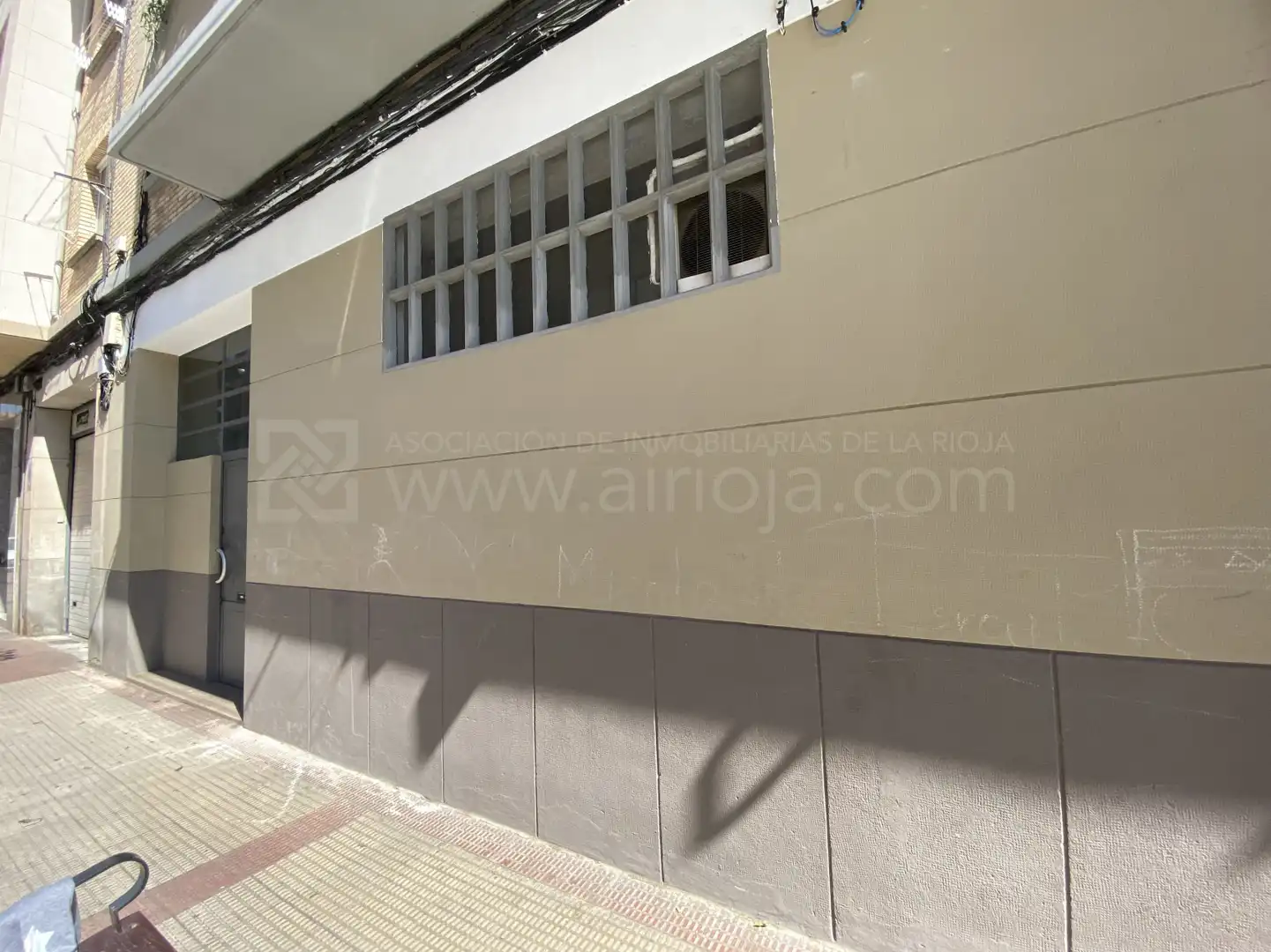 Vista exterior de Local en venta en  Logroño