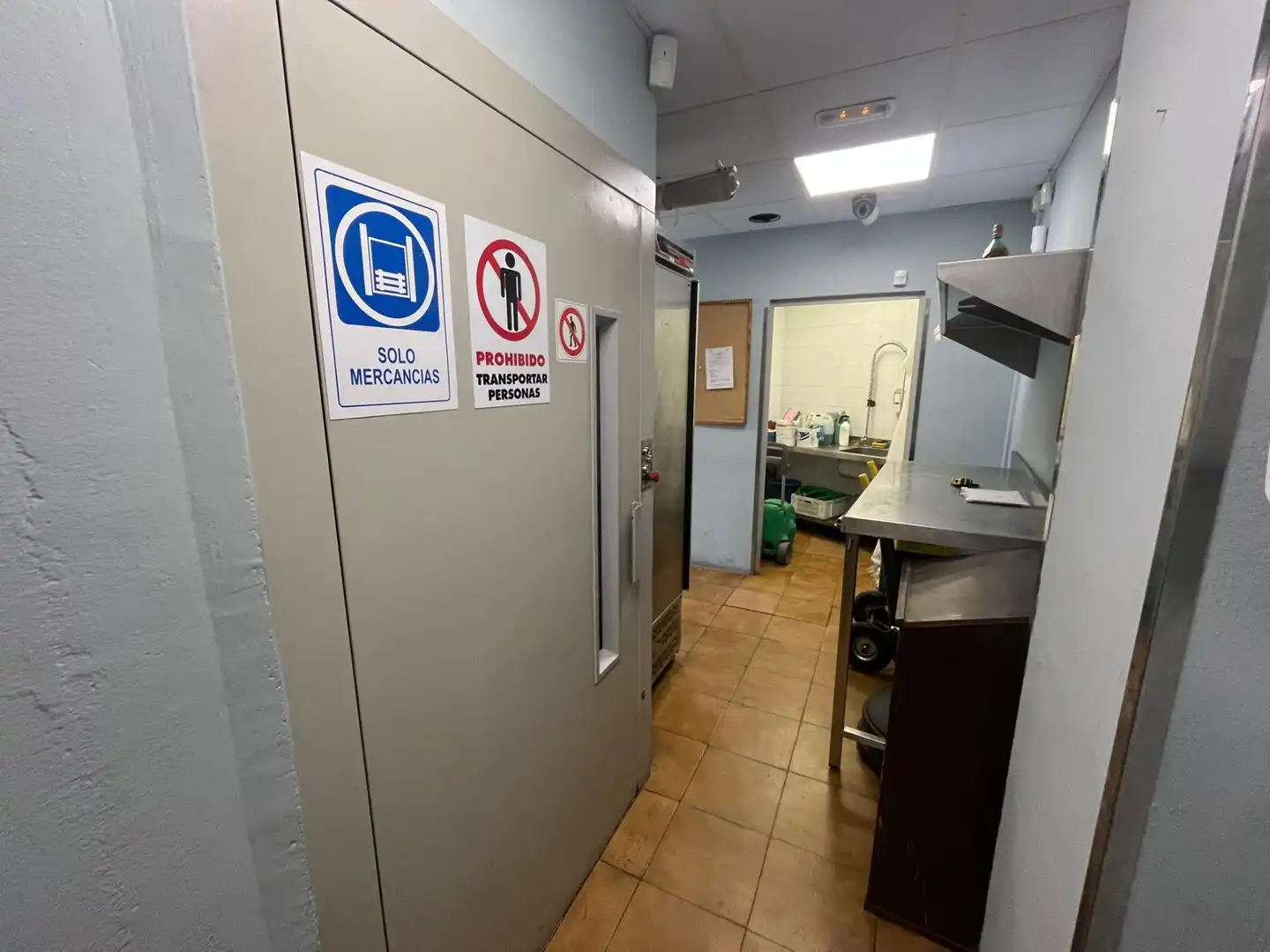 Cocina de Local en traspaso en Sevilla con Amueblado