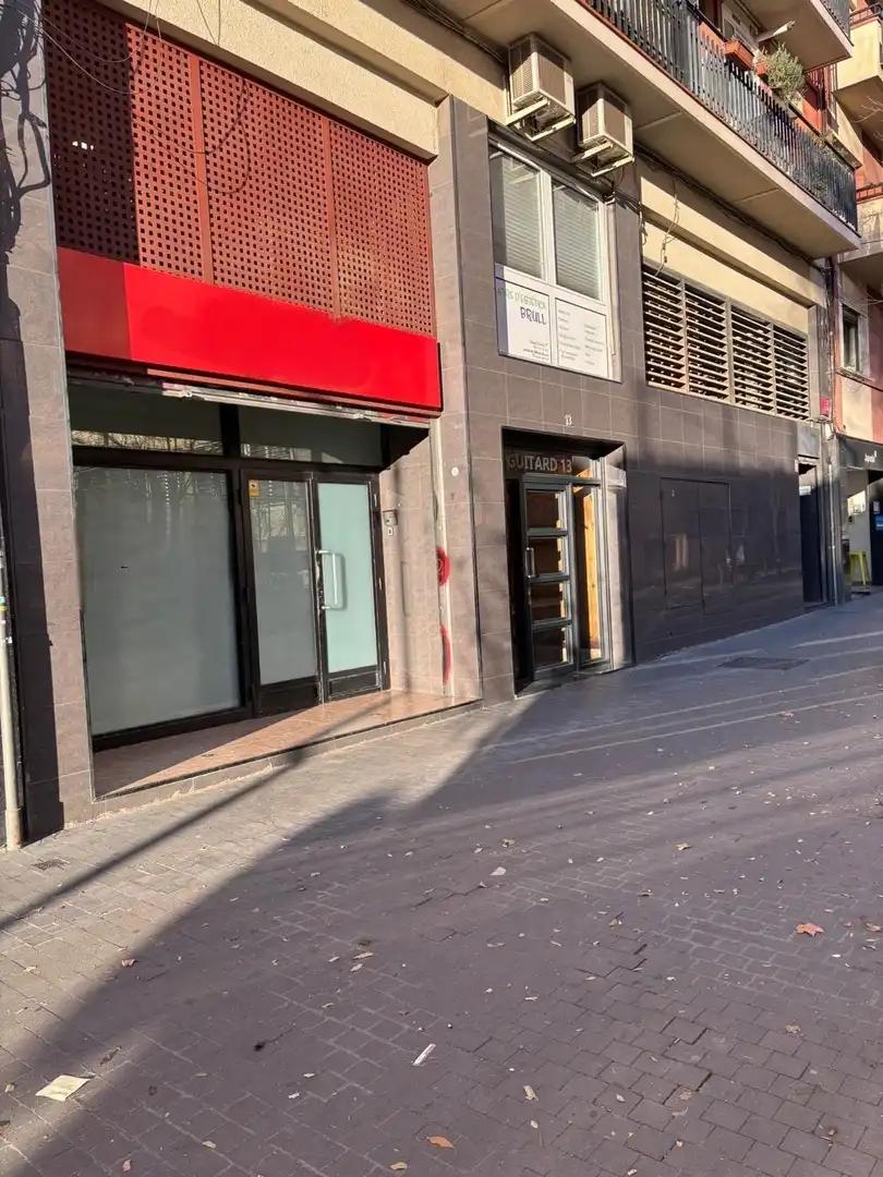 Vista exterior de Local en venda en Barcelona