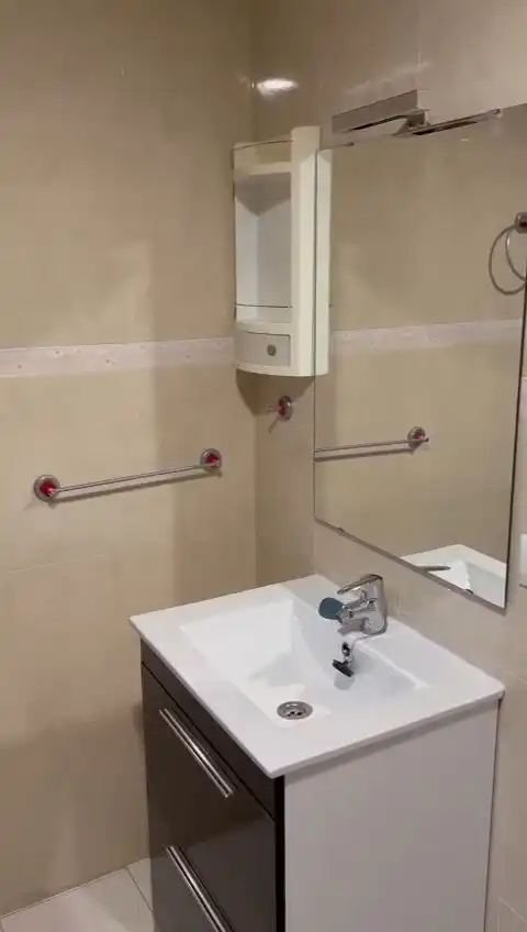 Bany de Apartament de lloguer en Granada amb Aire condicionat, Calefacció i Moblat