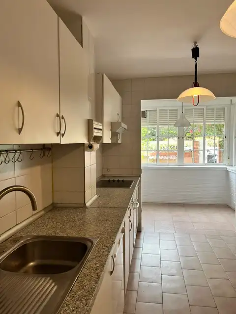 Cuina de Casa o xalet en venda en Las Rozas de Madrid amb Calefacció, Jardí privat i Parquet