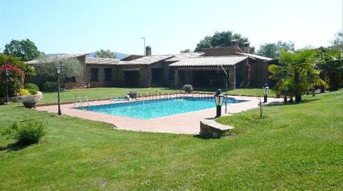 con mucho terreno y piscina