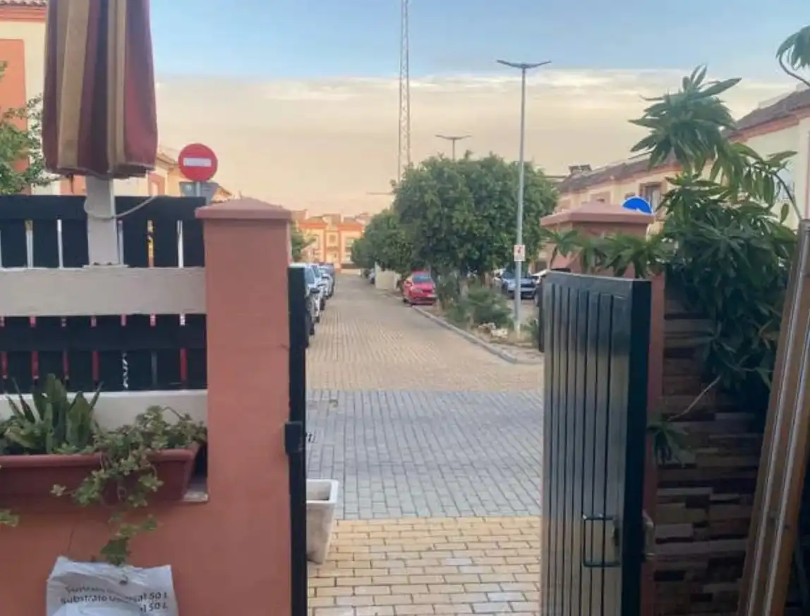 Vista exterior de Casa o xalet en venda en Dos Hermanas amb Aire condicionat, Jardí privat i Moblat