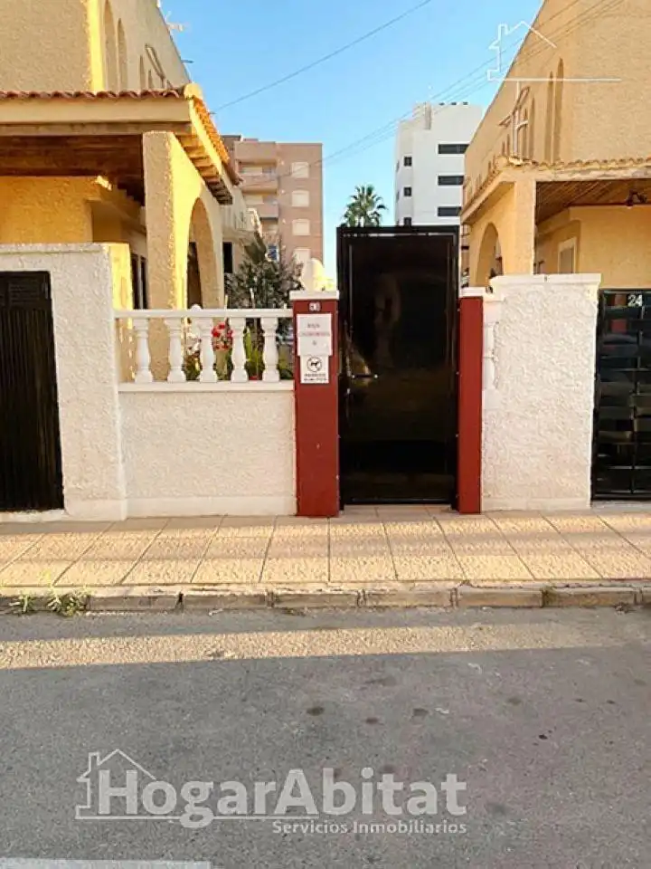 Vista exterior de Casa adosada en venda en Torrevieja amb Aire condicionat, Calefacció i Jardí privat