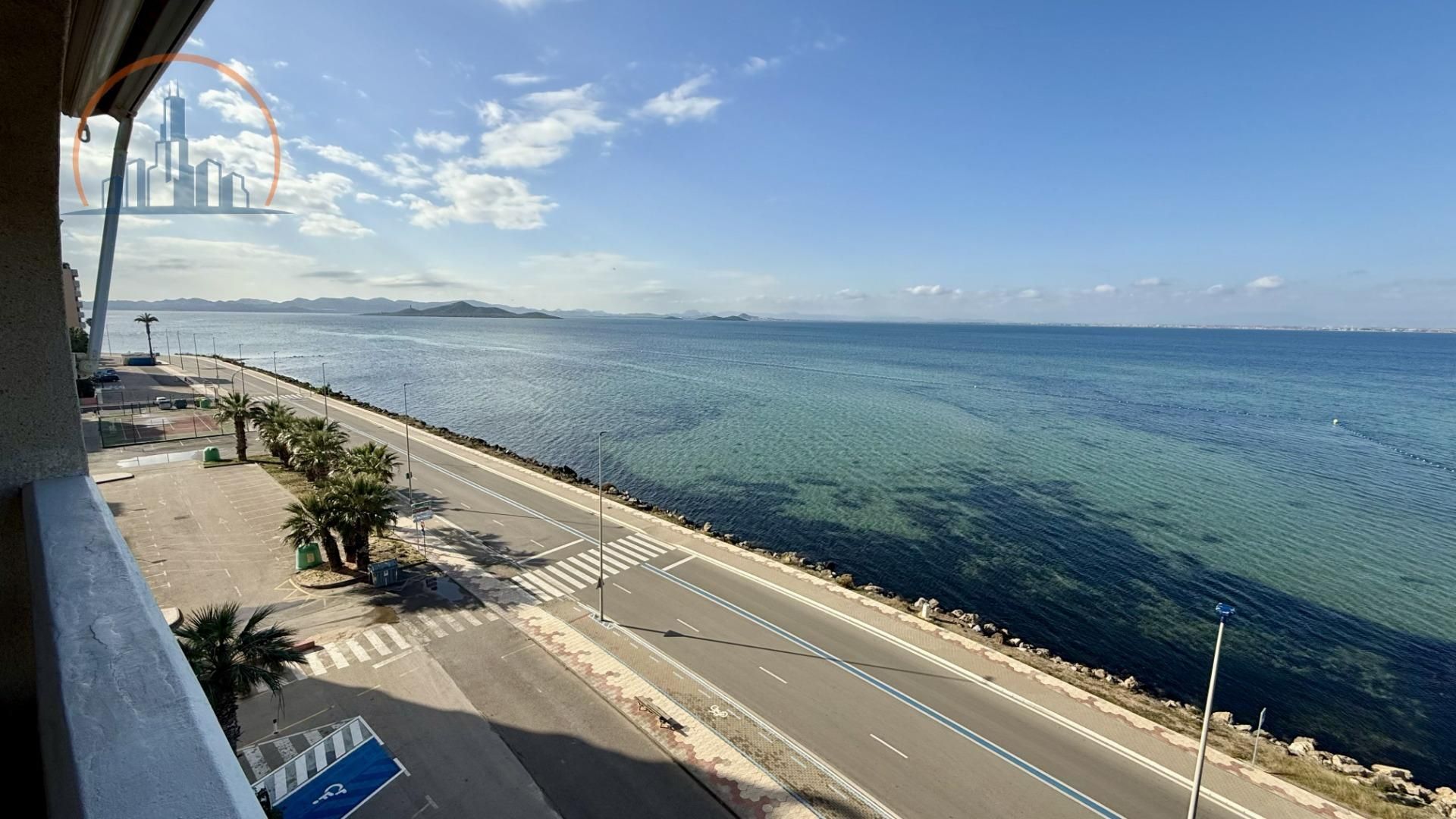 Vista exterior de Àtic en venda en La Manga del Mar Menor amb Terrassa, Balcó i Piscina comunitària