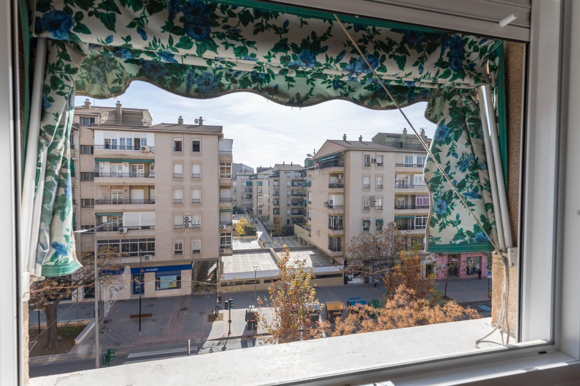Vista exterior de Piso en venta en  Granada Capital con Balcón