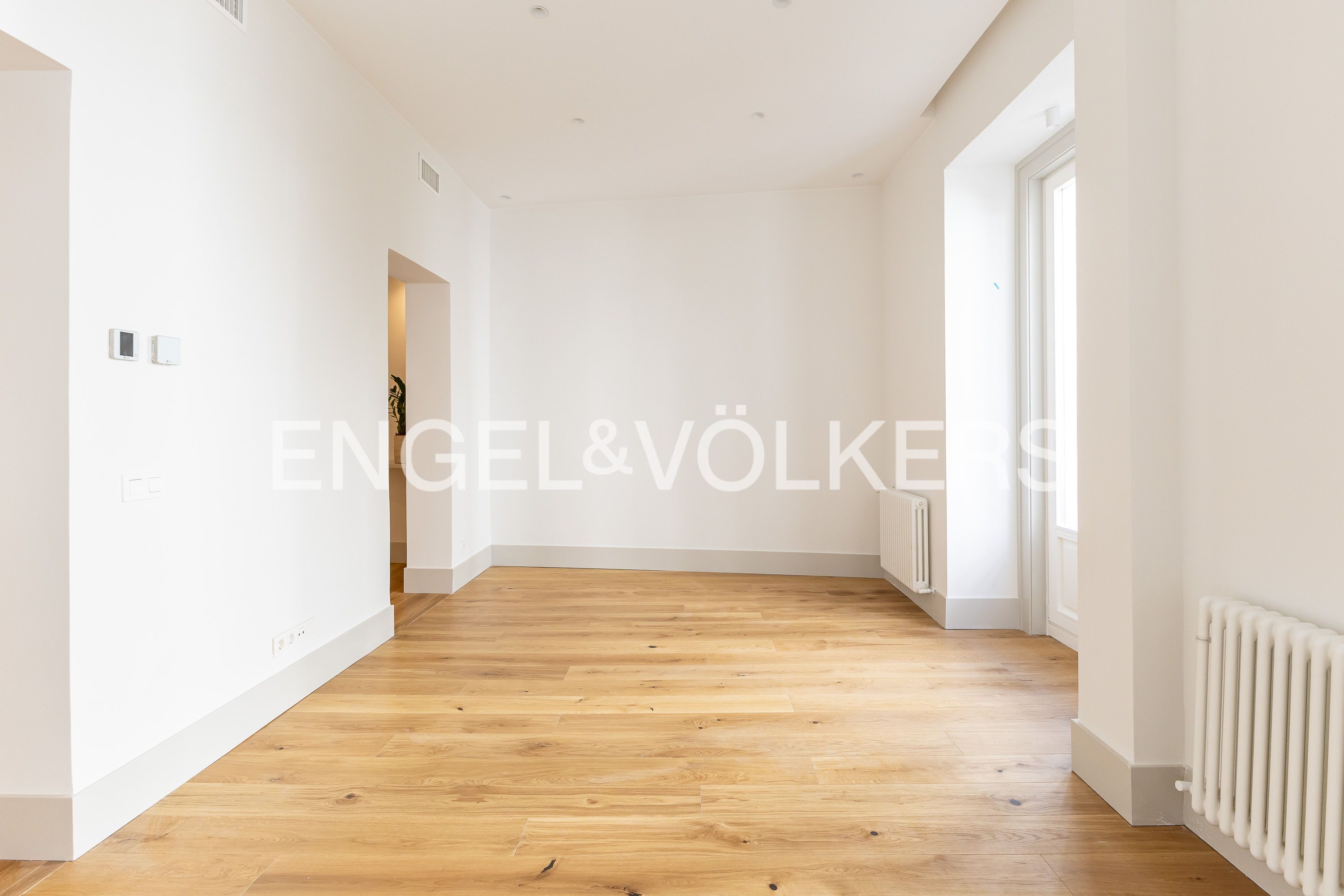 Living room of Flat for sale in  Madrid Capital  with Air Conditioner, Heating and Balcony