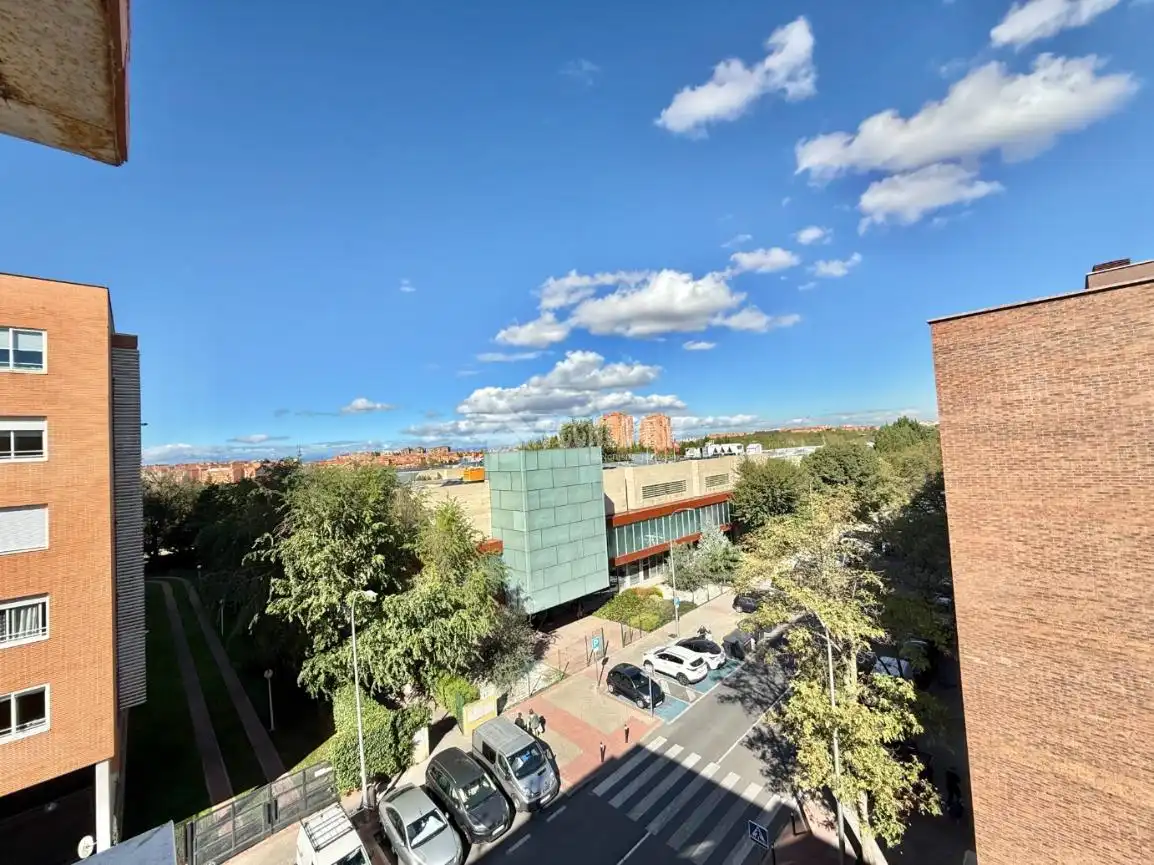 Vista exterior de Pis en venda en Madrid amb Calefacció