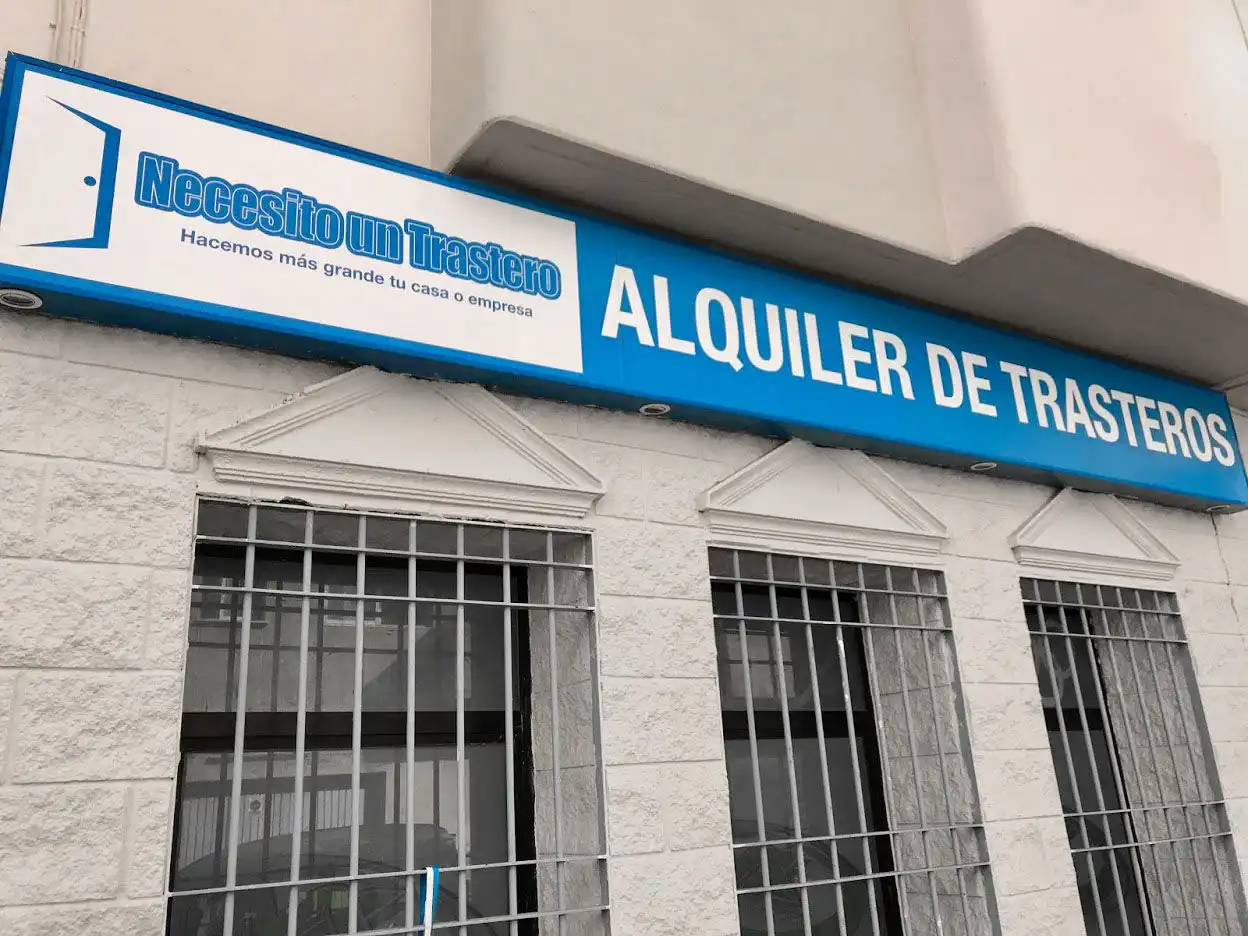 Außenansicht von Lagerraum zur Miete in Estepona mit Alarm
