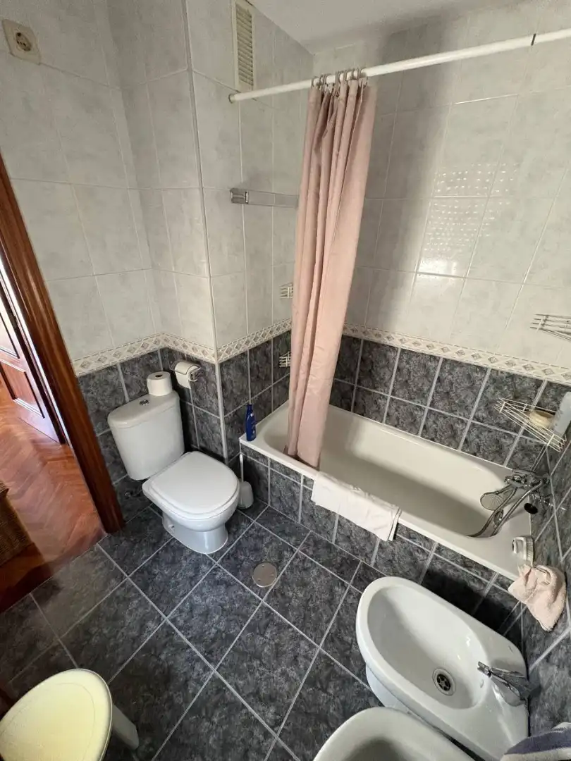Badezimmer von Wohnungen zur Miete in Culleredo mit Heizung, Parkett und Möbliert