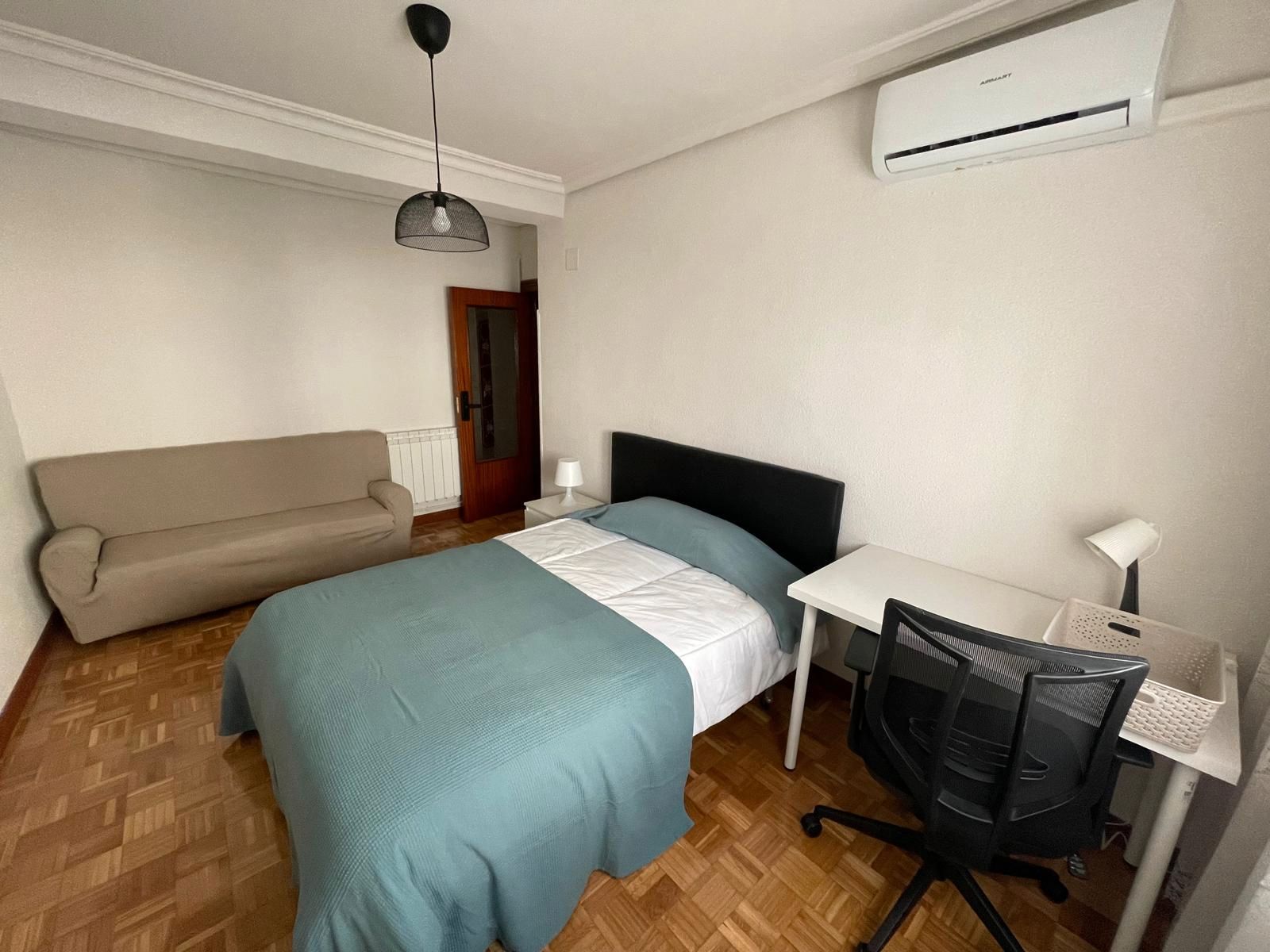 Bedroom of Flat to share in  Madrid Capital  with Air Conditioner, Heating and Parquet flooring
