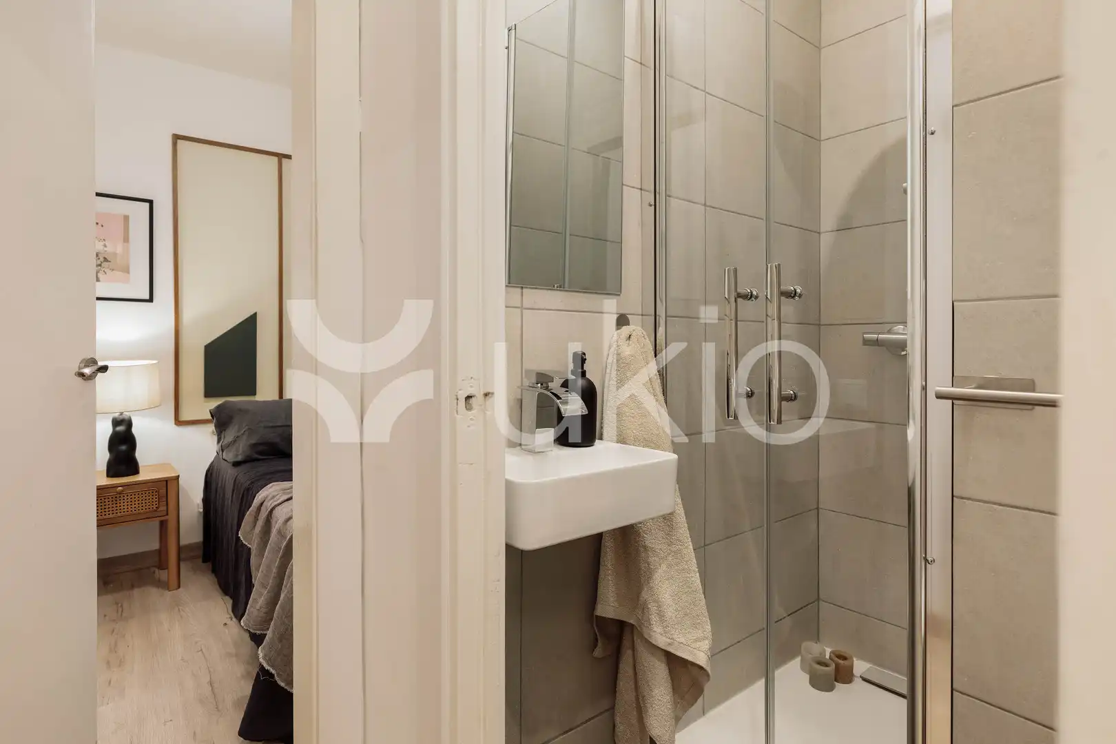 Dormitori de Apartament de lloguer en Barcelona amb Aire condicionat, Calefacció i Moblat
