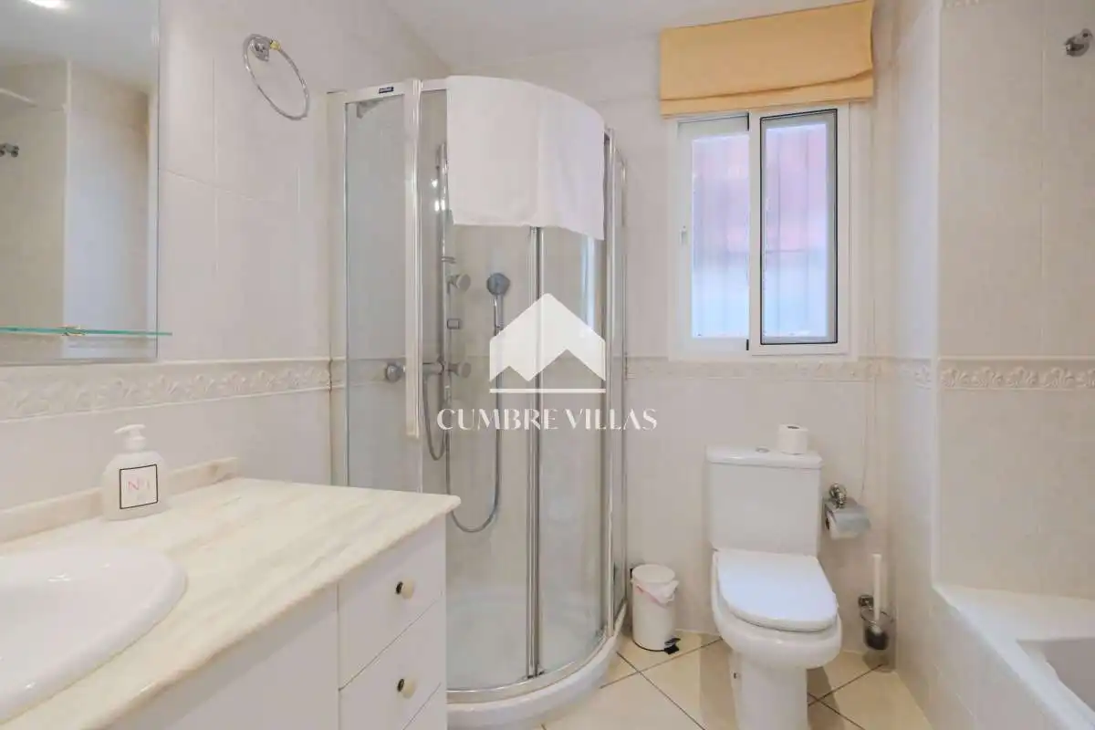 Bany de Casa o xalet en venda en Salobreña amb Jardí privat, Terrassa i Piscina comunitària