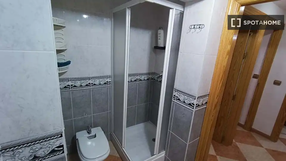 Baño de Apartamento para compartir en Fuente Vaqueros con Aire acondicionado, Terraza y Amueblado