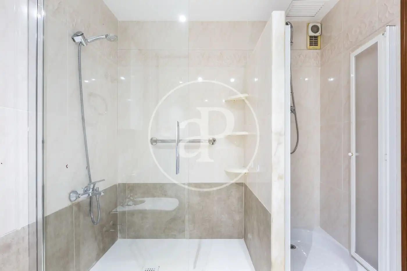 Baño de Piso en venta en Valencia con Aire acondicionado, Calefacción y Terraza