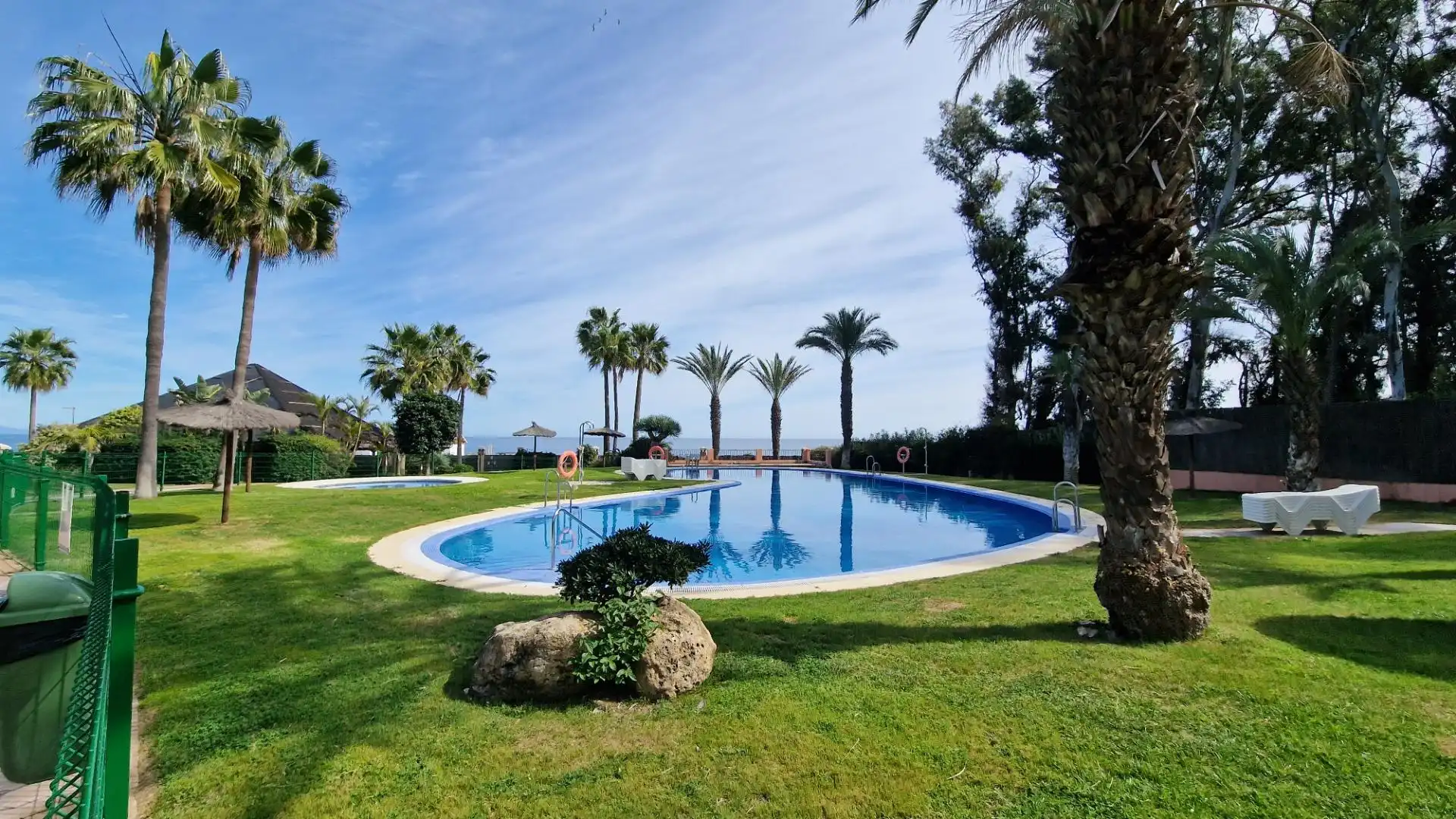 Schwimmbecken von Wohnung zum Verkauf in Manilva mit Klimaanlage, Terrasse und Möbliert