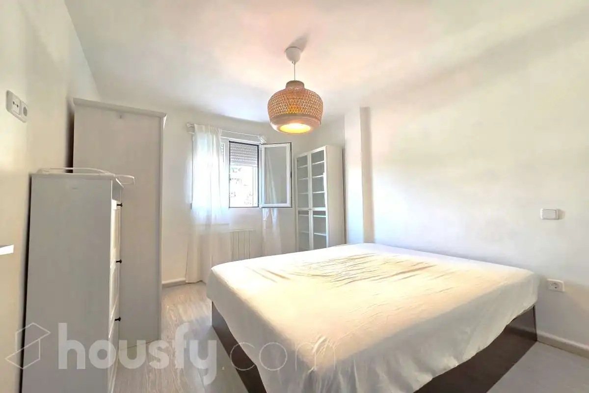 Schlafzimmer von Wohnung zur Miete in Madrid mit Klimaanlage, Heizung und Möbliert