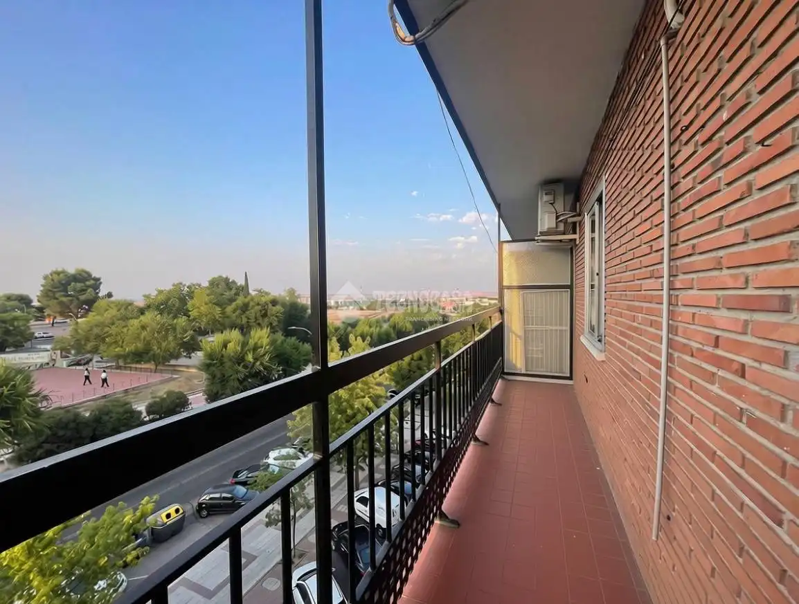 Vista exterior de Pis en venda en San Sebastián de los Reyes amb Aire condicionat i Calefacció
