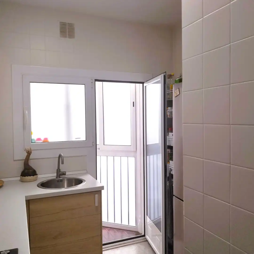 Cocina de Piso en venta en Barcelona con Microondas y Balcón