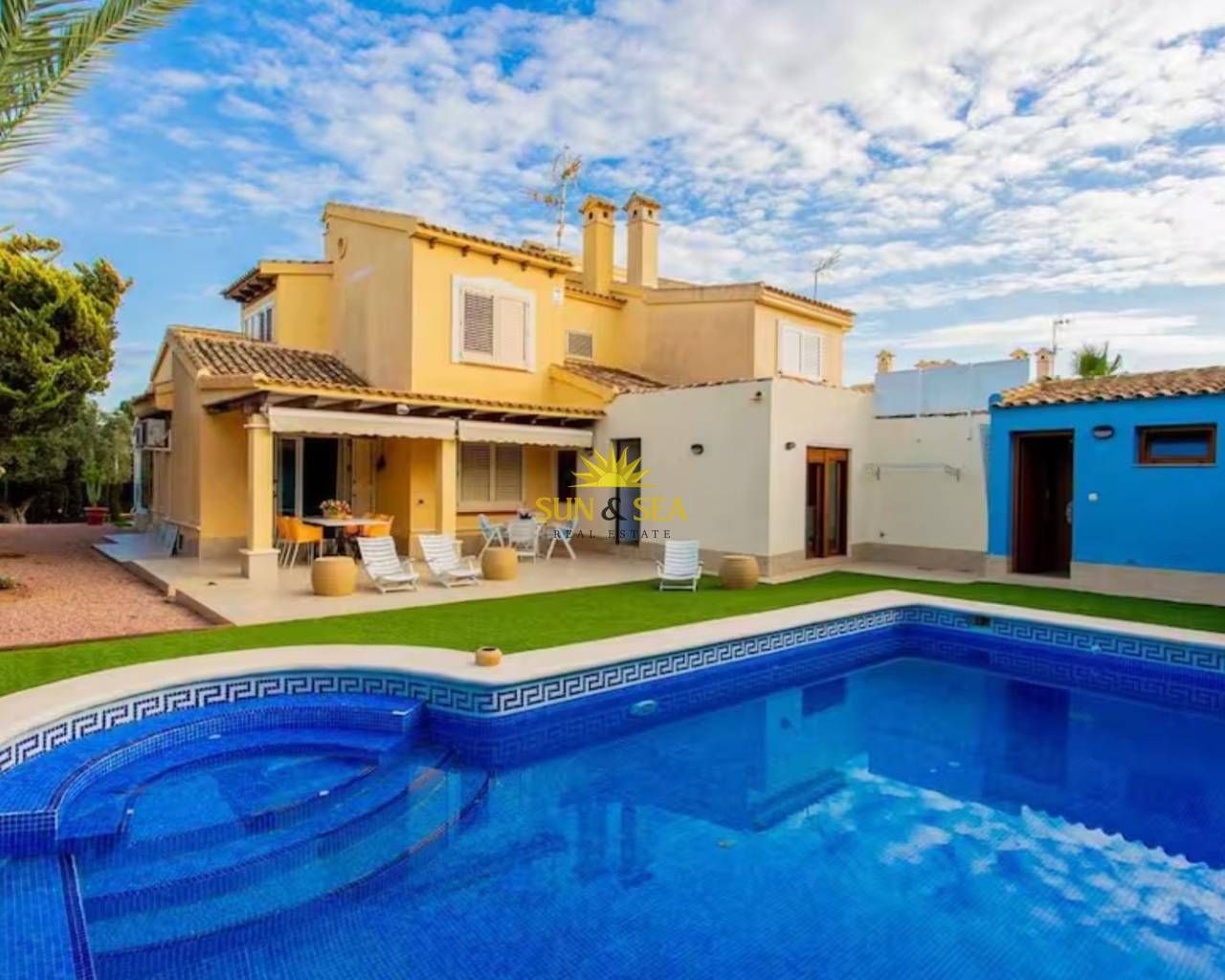 Vista exterior de Casa o xalet de lloguer en La Manga del Mar Menor amb Aire condicionat, Calefacció i Jardí privat