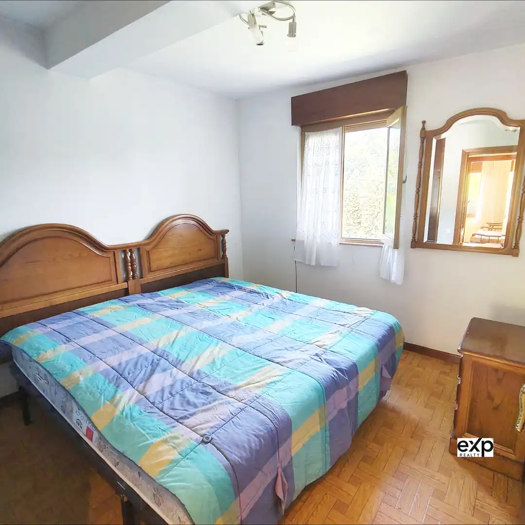 Dormitori de Casa adosada en venda en Oviedo  amb Parquet i Moblat