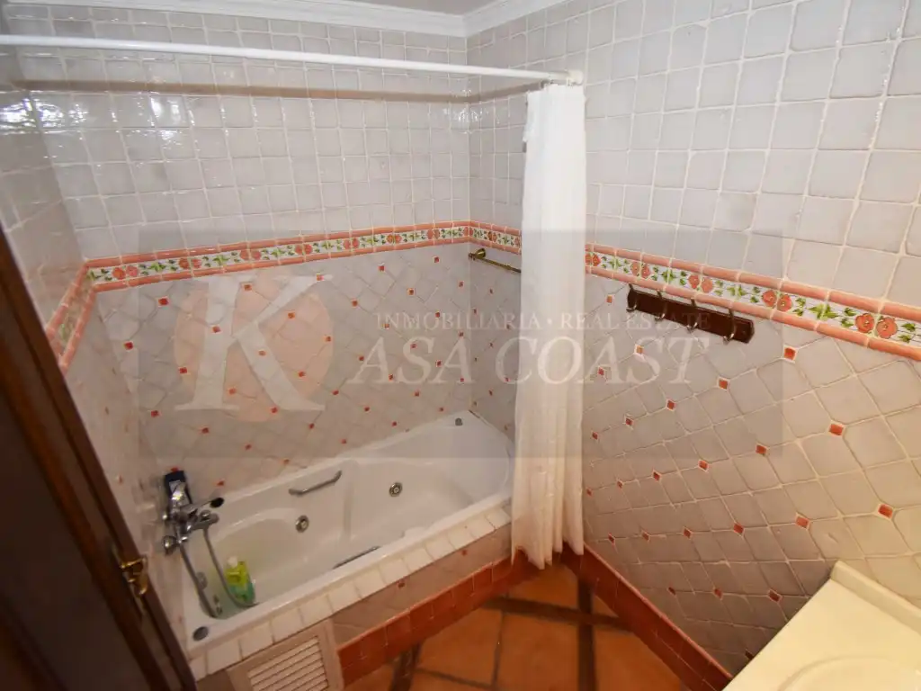 Baño de Casa adosada en venta en Fuengirola con Aire acondicionado, Jardín privado y Terraza
