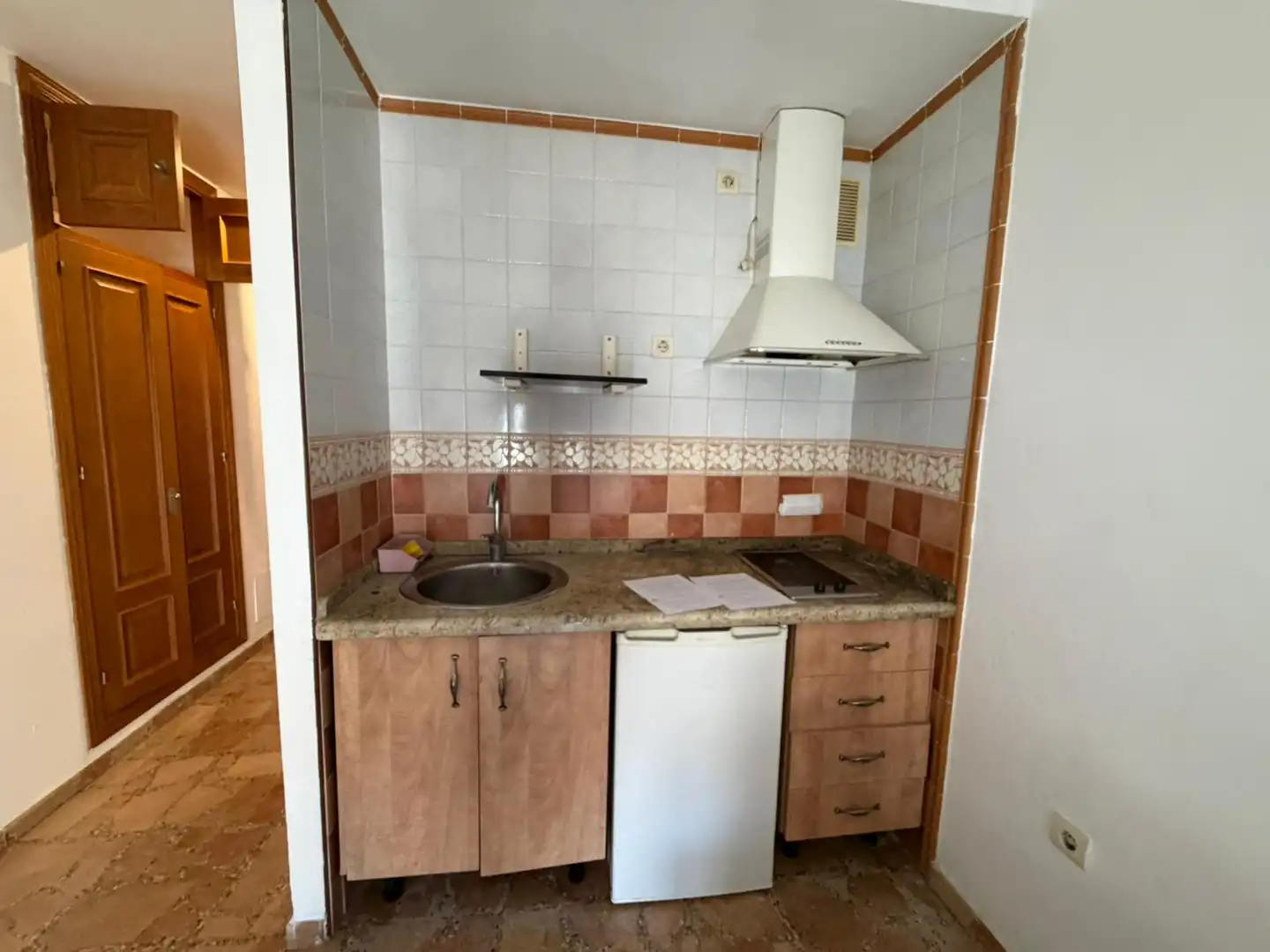 Cuina de Estudi de lloguer en Torremolinos amb Moblat i Balcó
