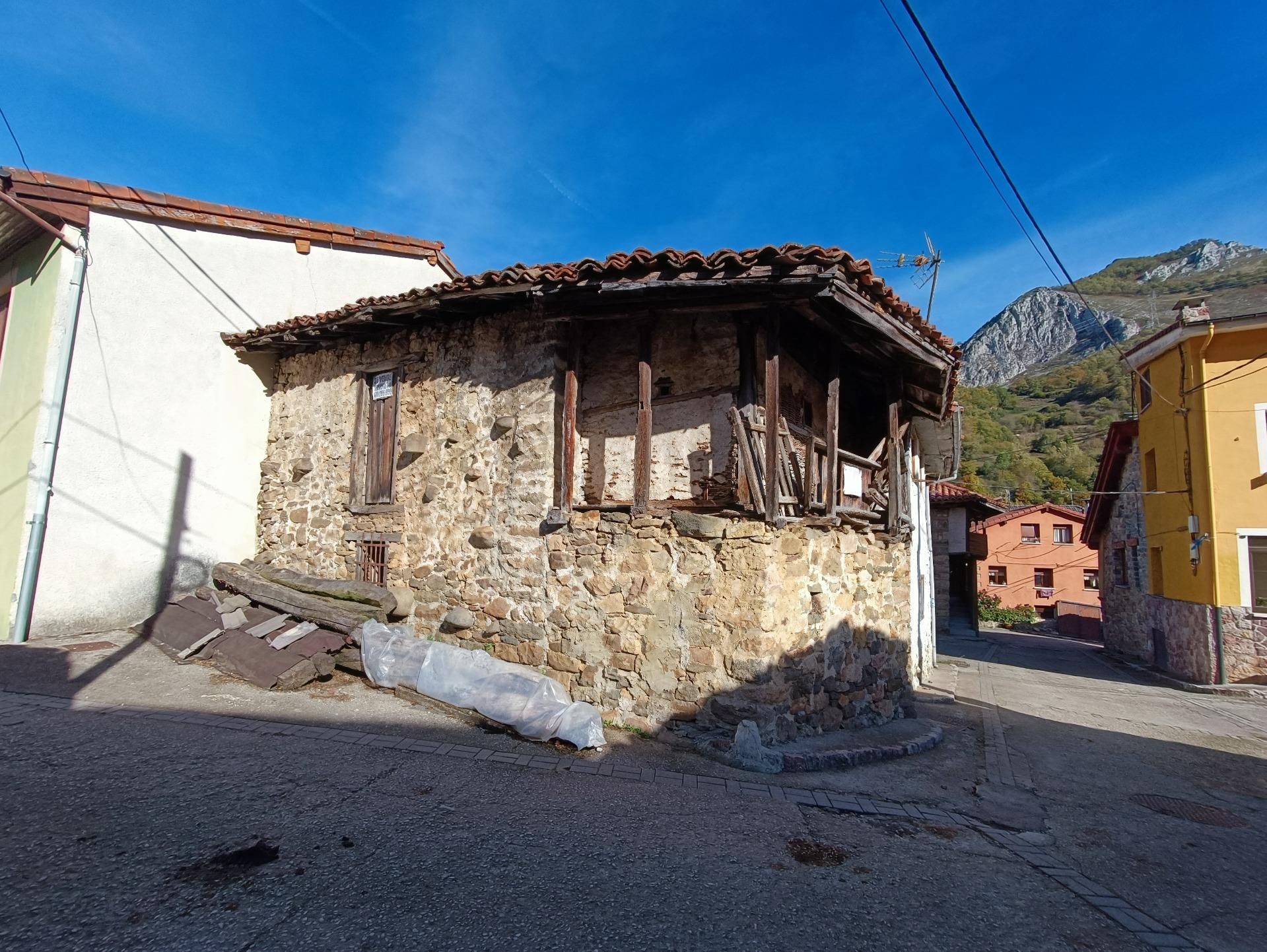 Vista exterior de Casa adosada en venda en Caso amb Balcó