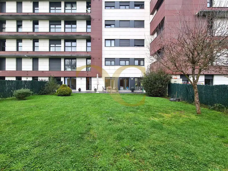 Außenansicht von Wohnung zum Verkauf in Oviedo  mit Heizung, Privatgarten und Terrasse