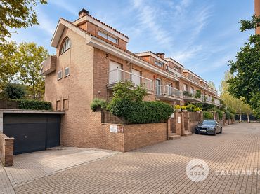 Casa bifamiliare con balcone in vendita a Carrer de l'Oreneta