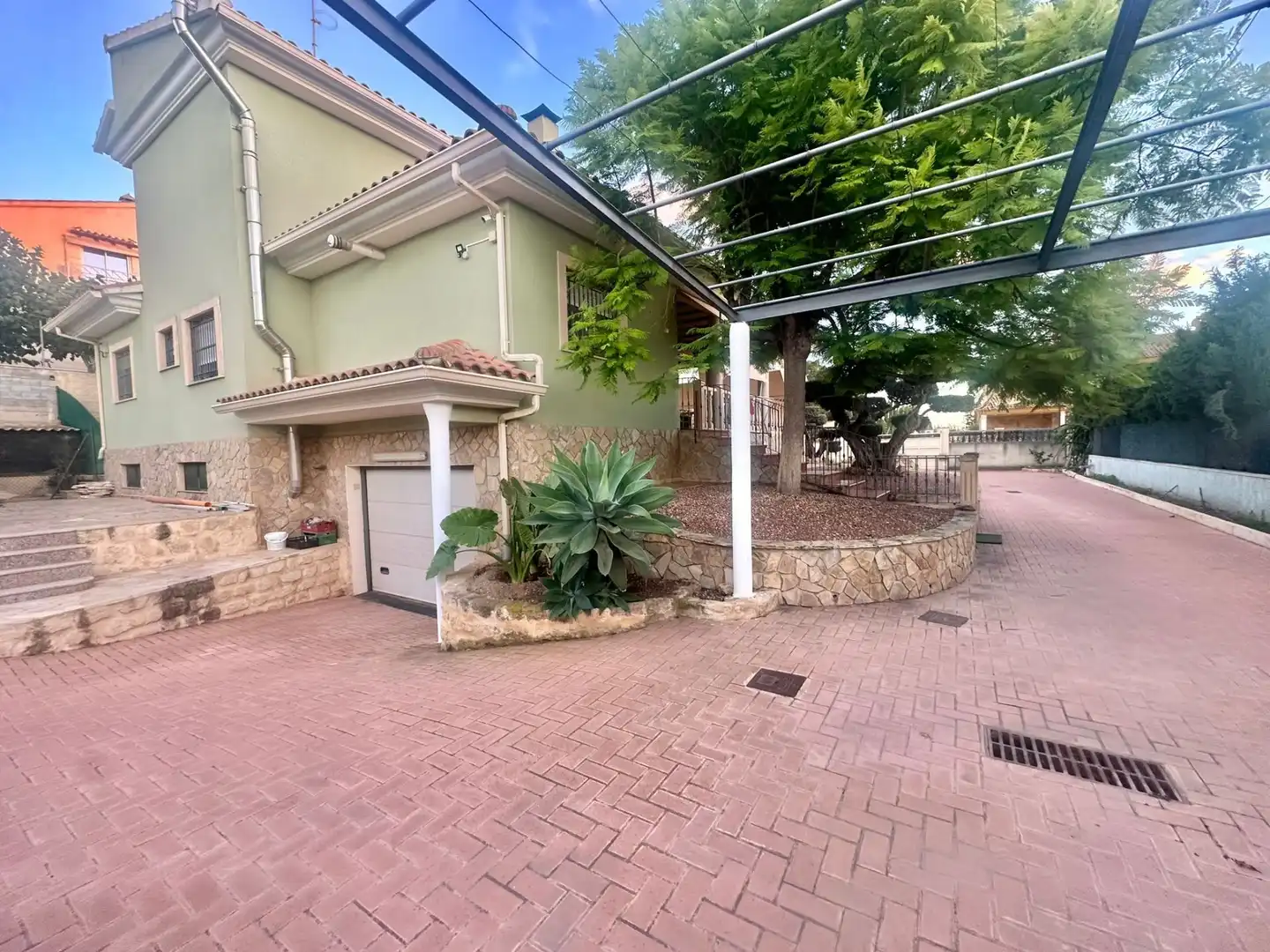 Vista exterior de Casa o chalet en venta en San Vicente del Raspeig / Sant Vicent del Raspeig con Aire acondicionado, Calefacción y Jardín privado
