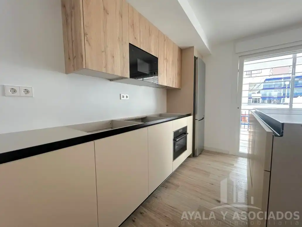 Küche von Wohnung zum Verkauf in La Manga del Mar Menor mit Klimaanlage, Heizung und Parkett