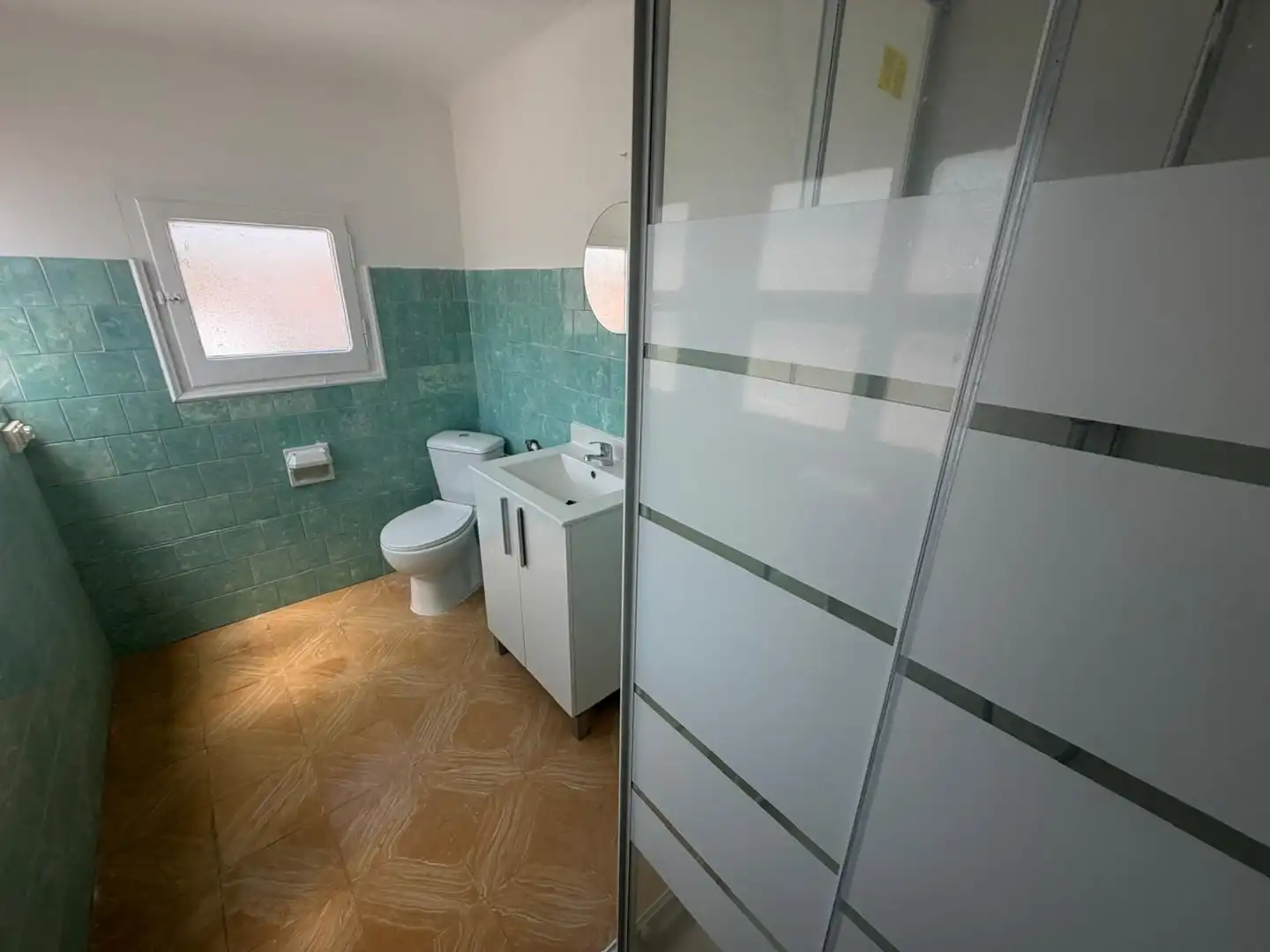 Badezimmer von Einfamilien-Reihenhaus zur Miete in Girona mit Heizung und Terrasse
