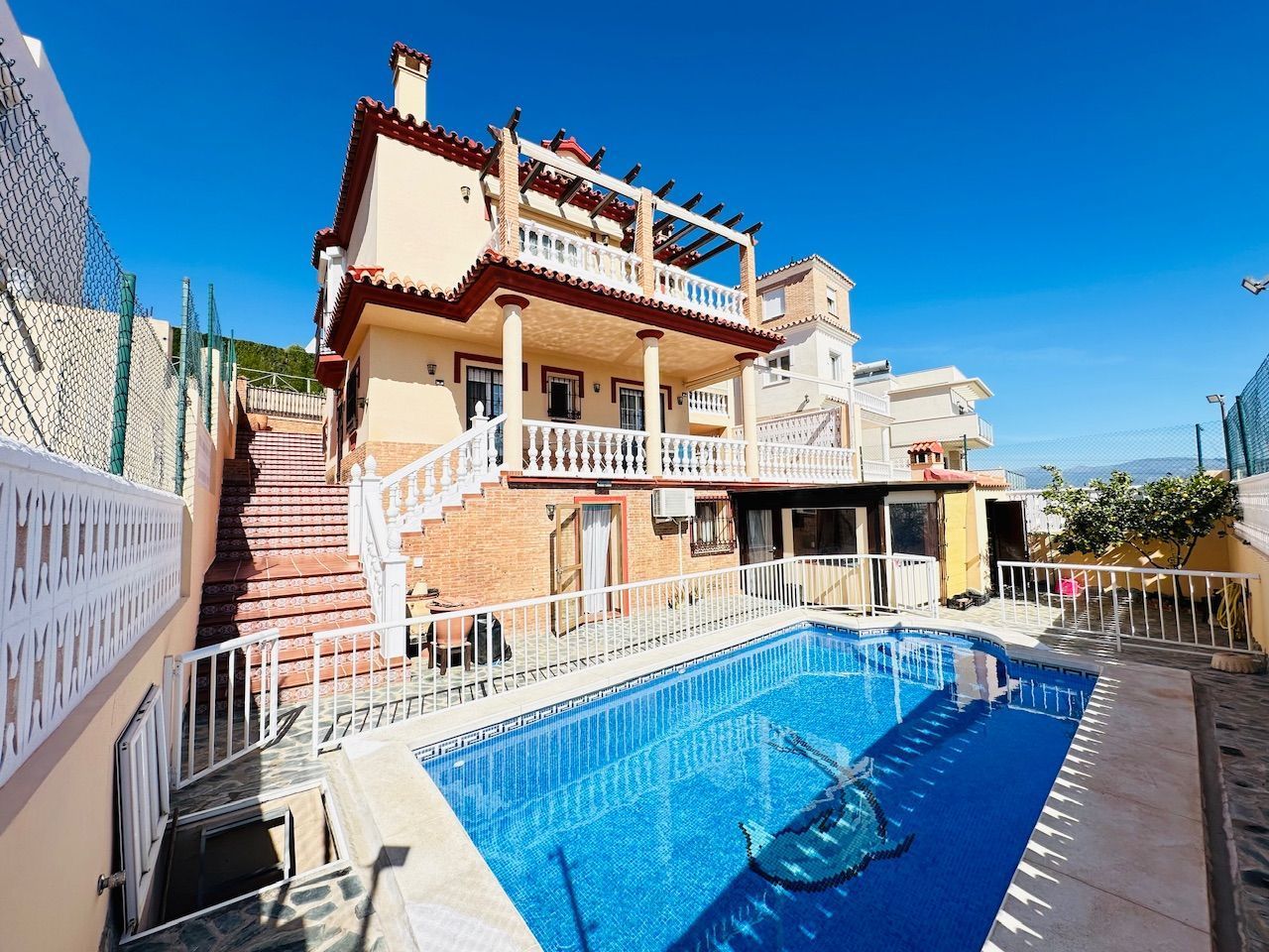 Vista exterior de Casa o xalet en venda en Vélez-Málaga amb Aire condicionat, Calefacció i Jardí privat