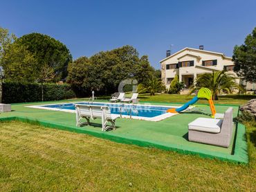 Detached house with pool for sale in La Navata