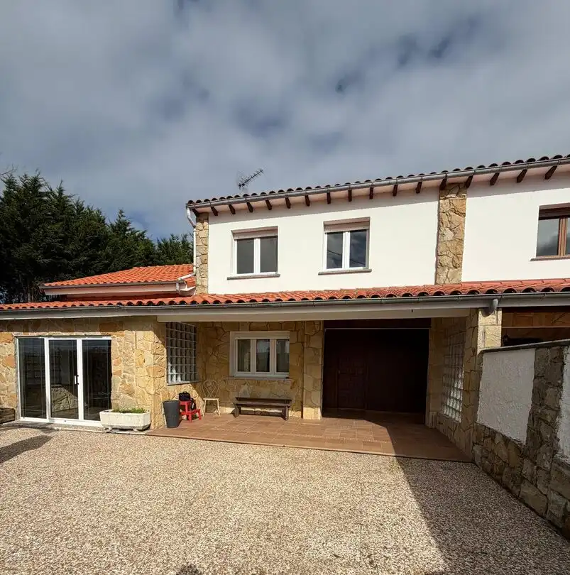 Vista exterior de Casa adosada en venda en Villaviciosa amb Calefacció, Jardí privat i Terrassa