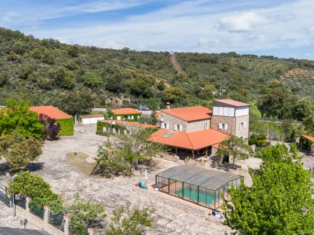 Vista exterior de Casa o chalet en venta en Espinoso del Rey con Terraza, Piscina y Amueblado